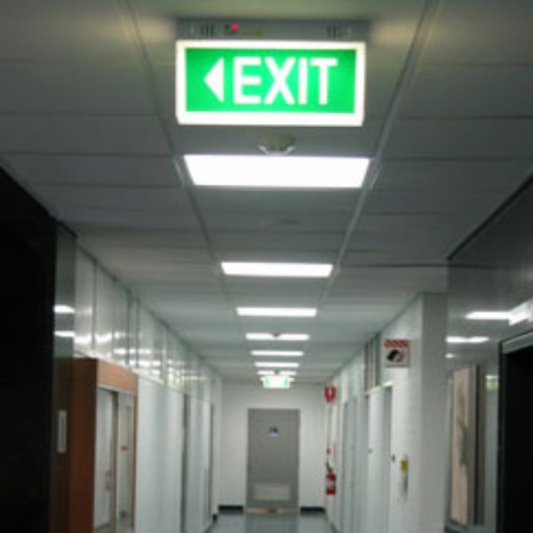 Привести к выходу. Аварийное освещение (Emergency Lighting): освещение, предназначенное для. Аварийное освещение в здании. Аварийное эвакуационное освещение. Светильник аварийного освещения.