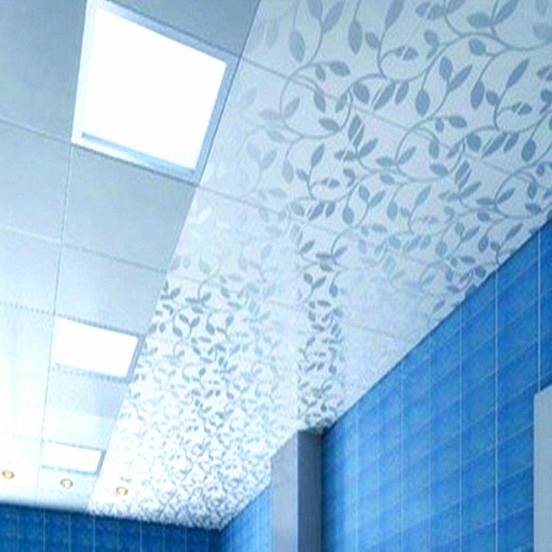 Потолок пвх в комнате. Пластиковые панели для потолка. Потолочные панели для ванной. Потолочные панели из пластика. Пластмассовые панели на потолок.