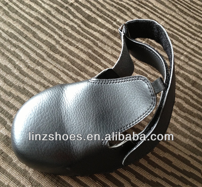 Slip resistant overshoes with steel toe cap
